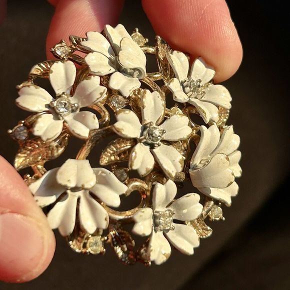 50s Crown Trifari Fleurette Pin Brooch White Enamel Flowers Gold Tone Rare - Picture 4 of 8